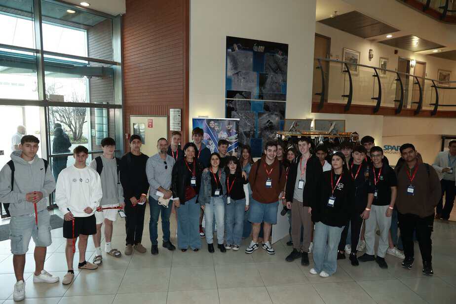 מגמת פיזיקה, כיתה י (קבוצת איזבל) מקיף יהוד במקום הראשון. צילום: יואב וויס תעשייה אוירית