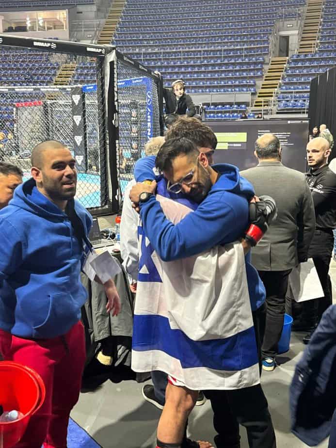 אסף צמח המאמן עם אלון אביטל אלוף אירופה ב-MMA לנוער (עד גיל 18). צילום: באדיבות המצולמים