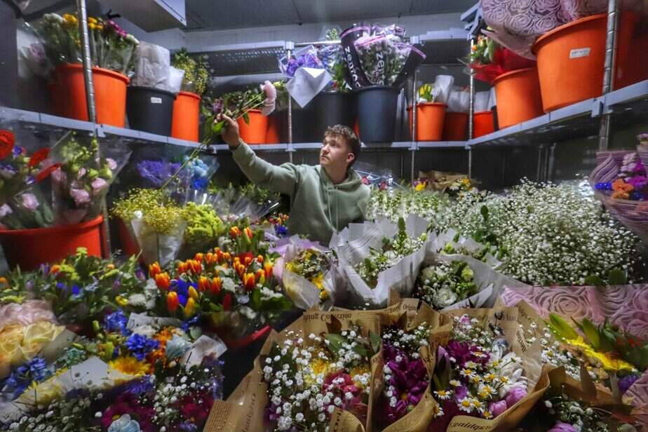 לירן אפשטיין מכולת הקירור שנתרמה לחיילים מוצבת בפתח הבית. צילום: איתן אלחדז ברק
