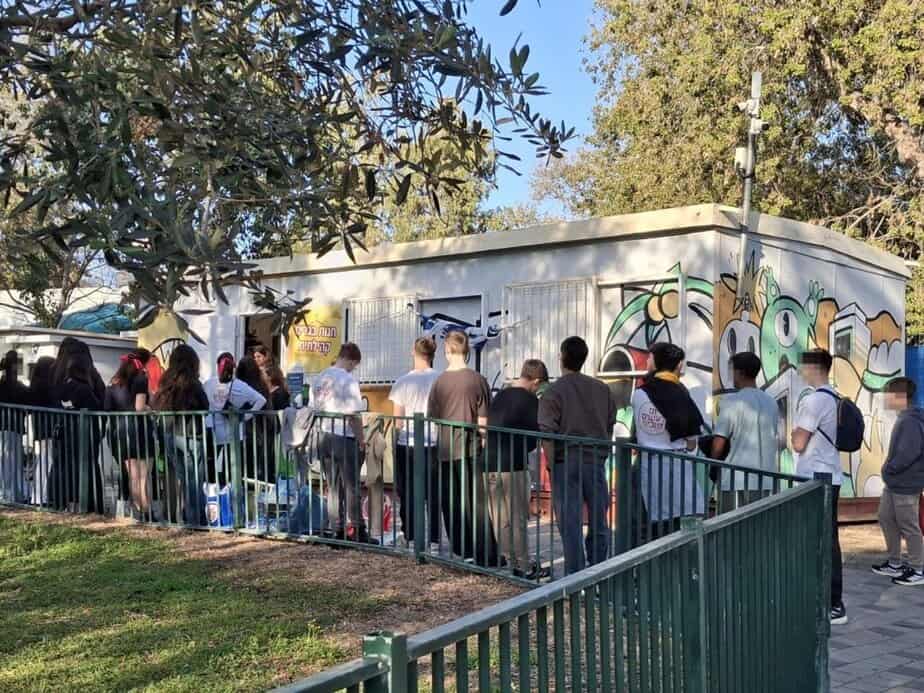 תלמידי תיכון מיתר משפצים את "בוטיק התקווה". צילום: תיכון מיתר גני תקווה