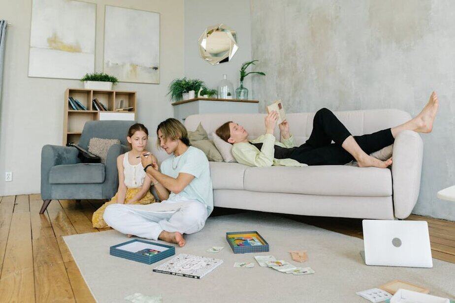 משפחה בסלון