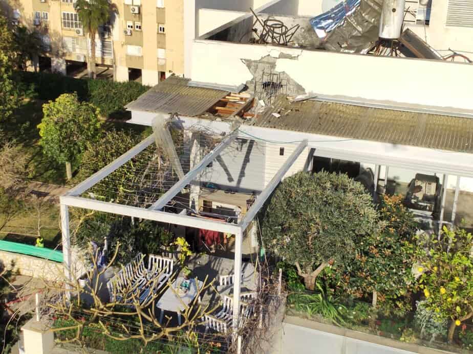 ראש נפץ פגע בבניין מגורים בקריית אונו. צילום: דוברות עיריית קריית אונו