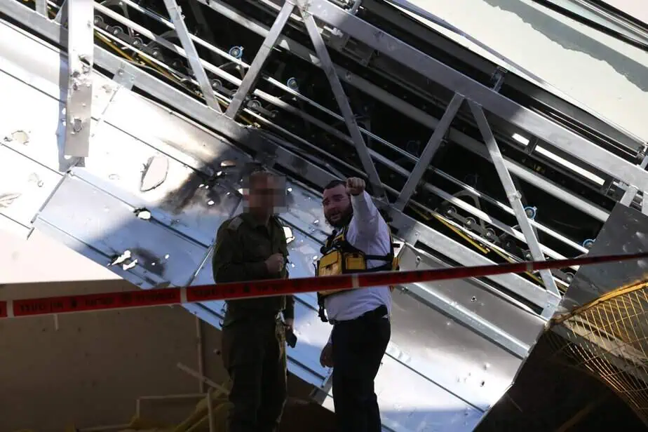 נפילת רסיס ביהוד. צילום: איתן אלחדז ברק