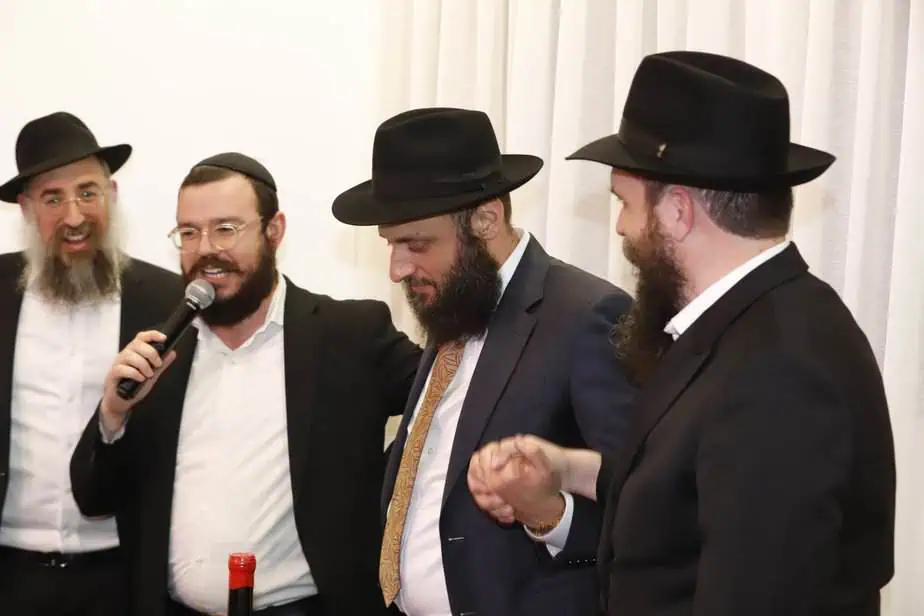 מימין הרב שניאור פרסיקו שליח חב״ד בק אונו.רב העיר ק אונו יצחק ורדי ושליח וחבד בשכונת אריאל שרון חיליק קפלן. צילום: איתן אלחדז ברק