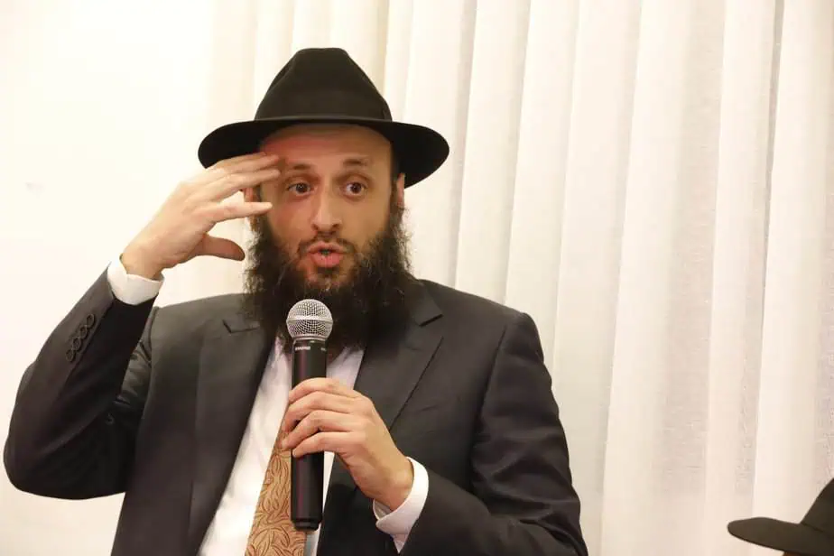 רב העיר יצחק ורדי נושא דברים במהלך ערב האזכרה לרב חיים פרסיקו ז"ל. צילום: איתן אלחדז ברק