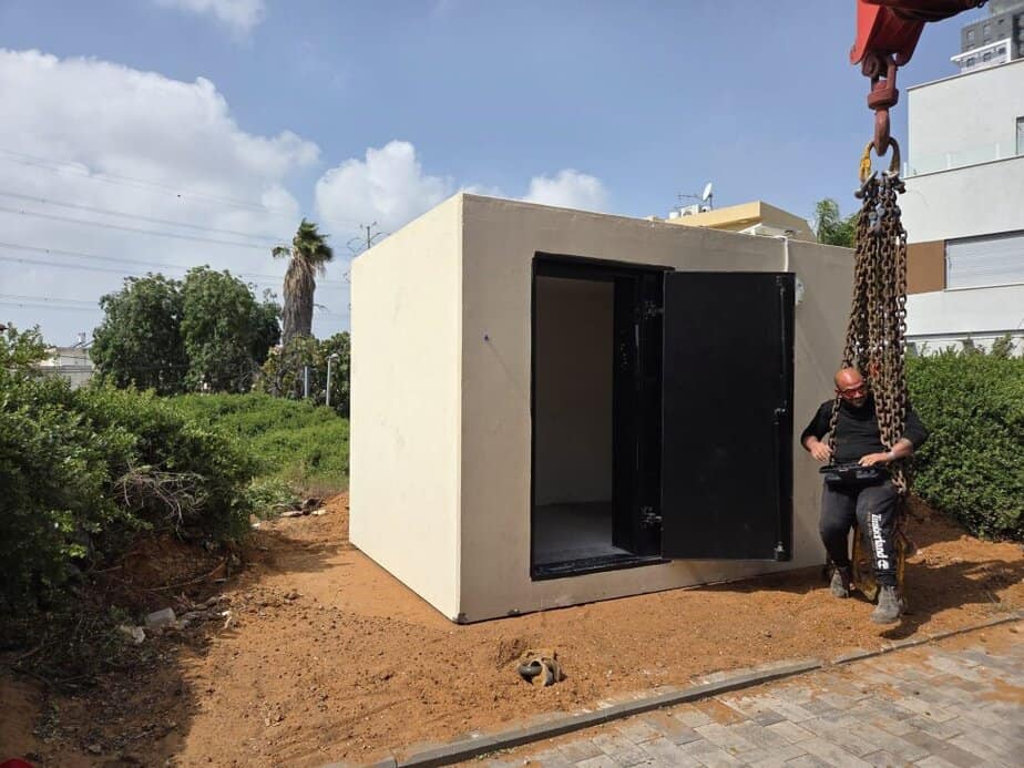 מיגונית חדשה הוצבה בגינה הציבורית בשכונת השחר גבעת שמואל. צילום: דוברות עיריית גבעת שמואל