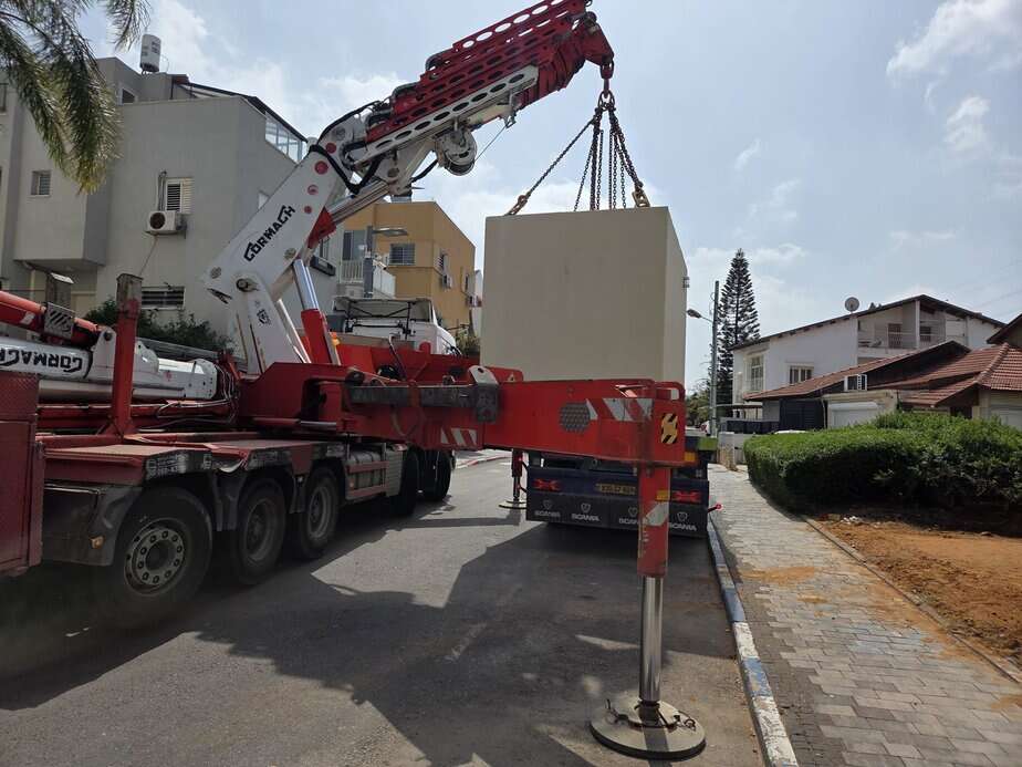 מיגונית חדשה הוצבה בגינה הציבורית בשכונת השחר גבעת שמואל. צילום: דוברות עיריית גבעת שמואל