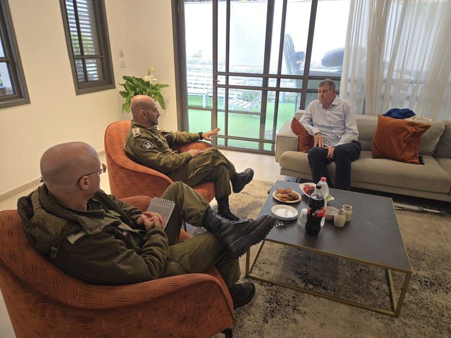 מפקד היקל”ר סא”ל אמיר גרובר, ראש העיר יוסי ברודני ומפקד נפת גנים הנכנס בפיקוד העורף, אל”מ (מיל’) ברק כהן. צילום: עיריית גבעת שמואל