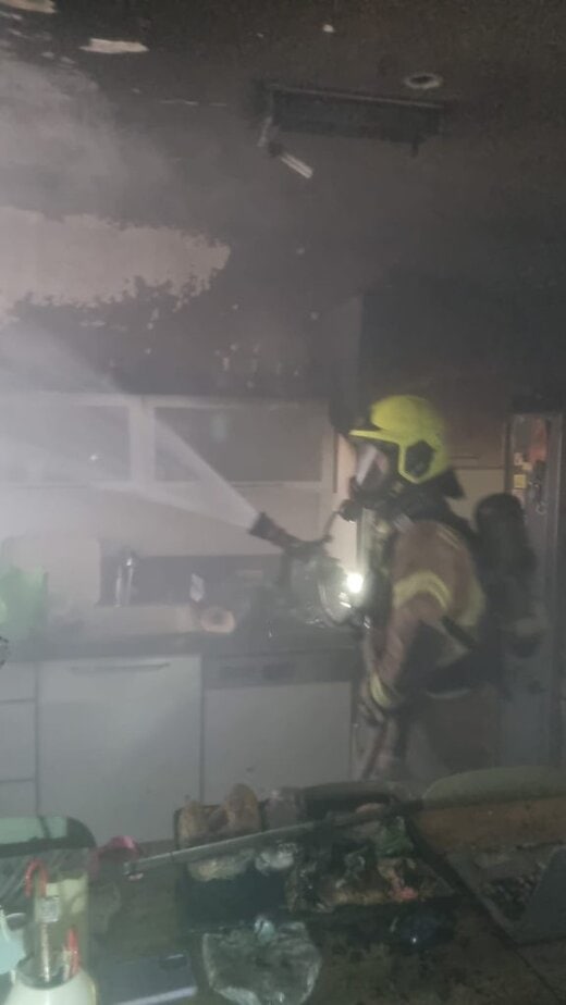 שריפה בדירה בקריית אונו. צילום: דוברות כיבוי והצלה