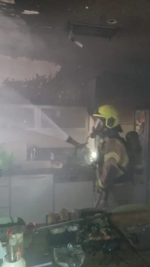 שריפה בדירה בקריית אונו. צילום: דוברות כיבוי והצלה