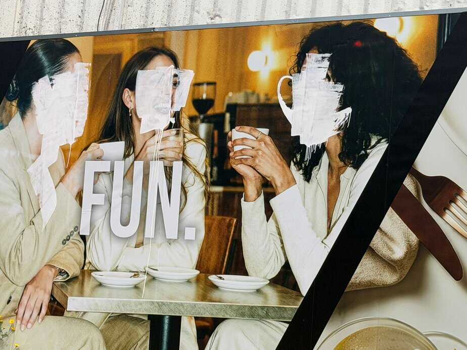 פני נשים הושחתו ורוססו על שלטים ברחוב רבין קריית אונו. צילום: אונו ניוז