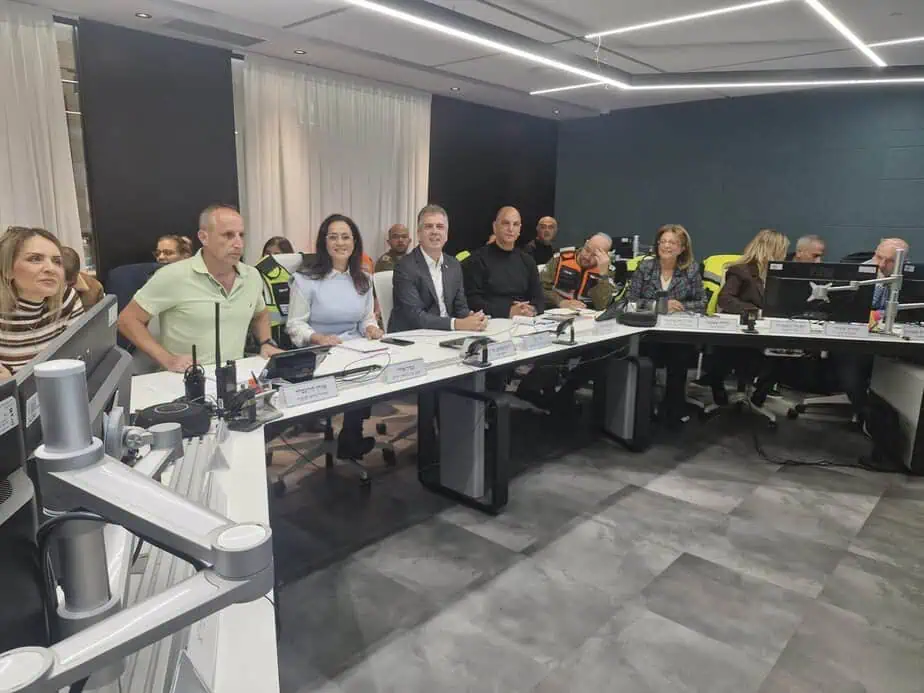השר אלי כהן בהערכת מצב עם ראש העיר ליאת שוחט. צילום: עיריית אור יהודה