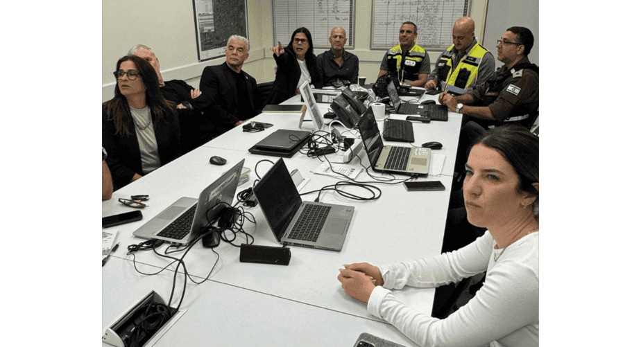 ביקור יו"ר האופוזיציה, ח"כ יאיר לפיד יחד עם חברי הכנסת ממפלגת "יש עתיד" בגני תקווה. צילום: דוברות עיריית גני תקווה
