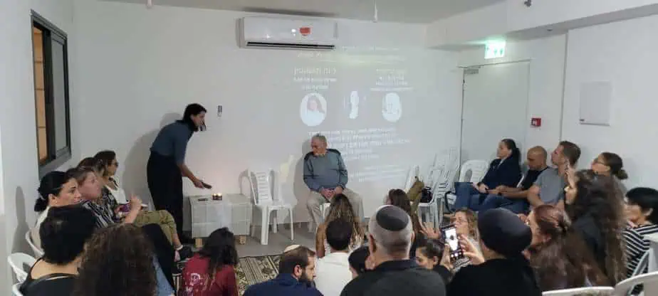 זיכרון בסלון בגני תקווה אצל ח"כ לשעבר שירלי פינטו. צילום ארכיון אלבום פרטי