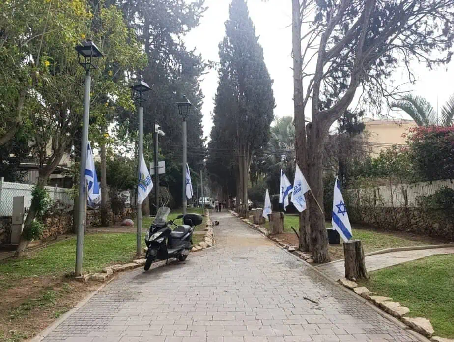נפילת רסיס הטיל לפנות בוקר בגבעת שמואל. צילום: דוברות עיריית גבעת שמואל