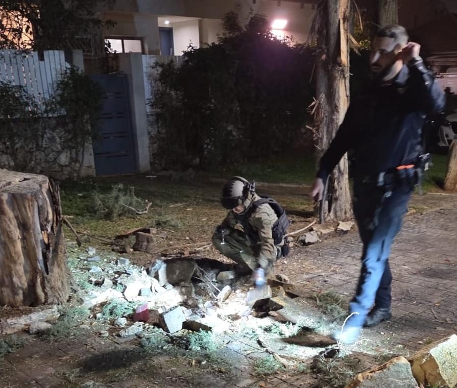 נפילת רסיס הטיל לפנות בוקר בגבעת שמואל. צילום: דוברות עיריית גבעת שמואל