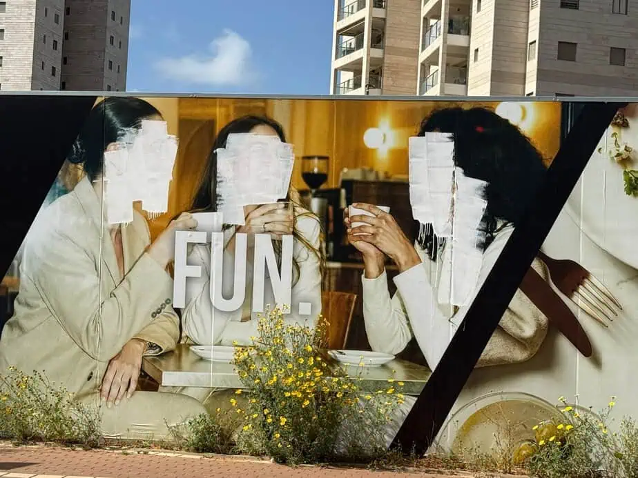 פני נשים הושחתו ורוססו על שלטים ברחוב רבין קריית אונו. צילום: אונו ניוז
