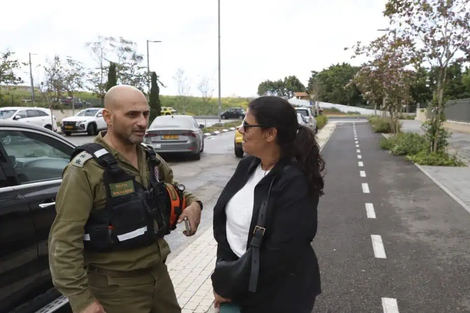 ראש העיר גני תקווה וסא"ל ברק כהן, מפקד נפת גנים בפיקוד העורף. צילום: איתן אלחדז ברק