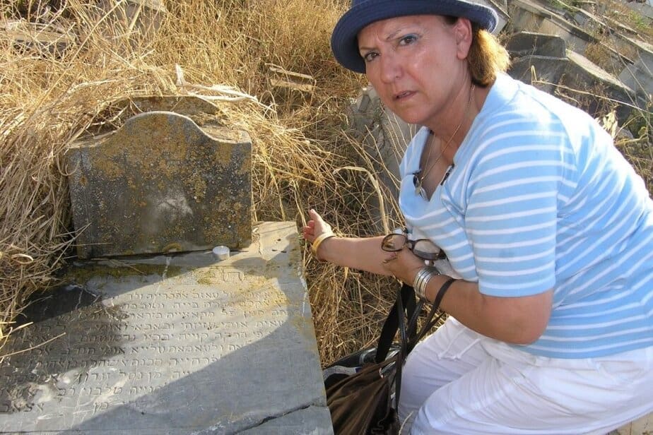 נאוה על קבר אחיה בבית הקברות בורג'ל בתוניס. צילום באדיבות המשפחה