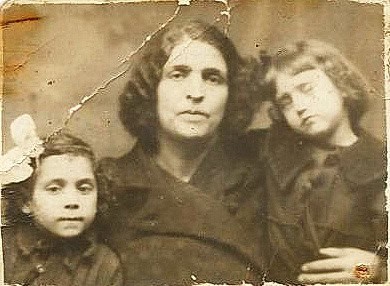 נאוה (מימין) עם אמא אסתר ("טיטה") ואחותה ג'יזל זגרון. צילום באדיבות המשפחה