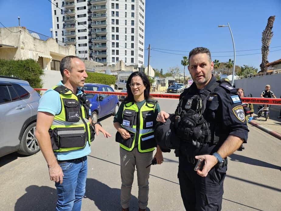 אדרי (משמאל) יחד עם ראש העיר, ליאת שוחט ומפקד תחנת מסובים, מוטי בלס. צילום: דוברות עיריית אור יהודה