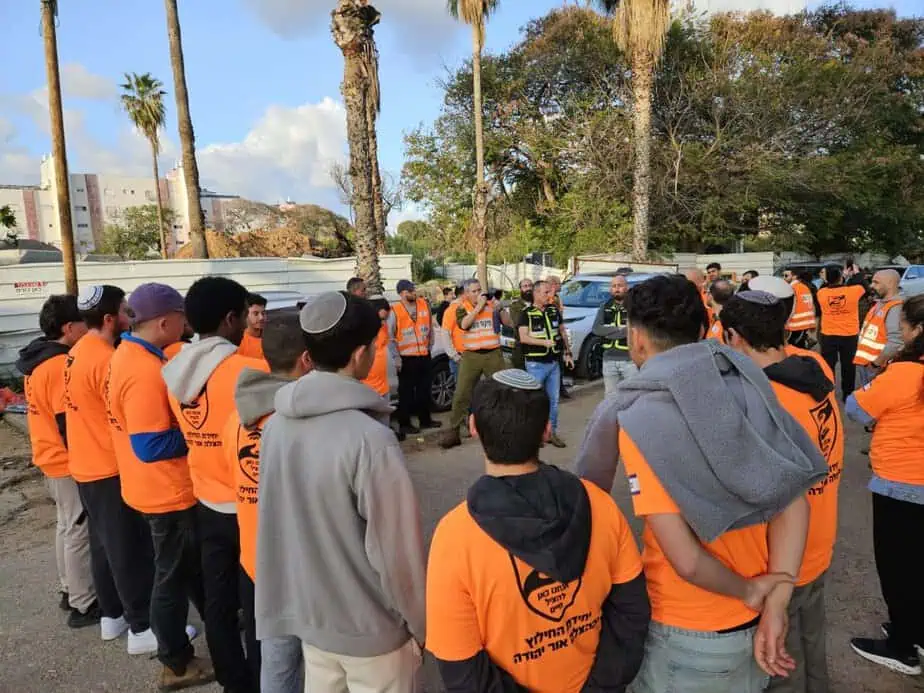 אדרי במרכז התמונה מעביר תדריך לתרגול צוות סע"ר. צילום: דוברות עיריית אור יהודה