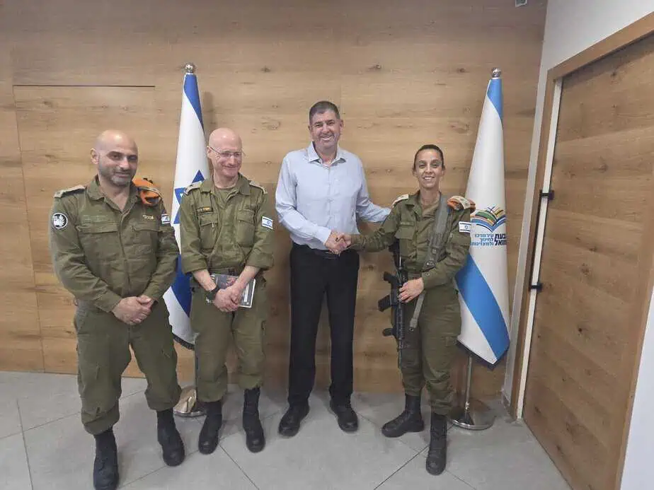 ראש עיריית גבעת שמואל יוסי ברודני עם אל״מ שני גרשי, אל״מ ברק כהן וסא״ל אמיר גרובר. צילום: עיריית גבעת שמואל