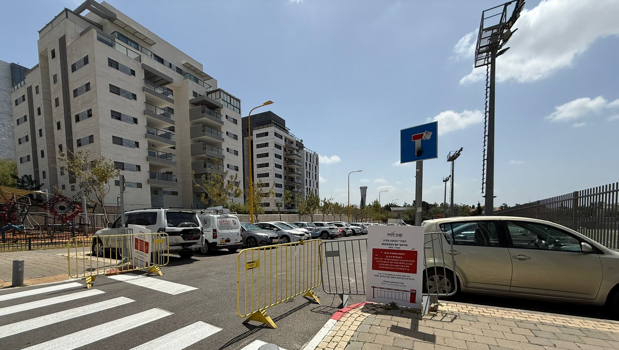 מתחם החניה במגרש בקריית החינוך גני תקווה. צילום: אונו ניוז