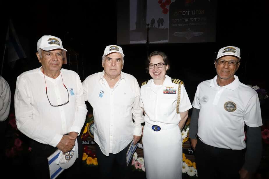 הבוקר בטקס הזיכרון לחללי צוללת אח" י דקר במתנס מרחב גבעת שמואל. מימין: שמוליק לם, קומנדר ויקטוריה מור, האחים מקסים ודניאל קדוש אחיו של אלי ז"ל צוללן אח"י דקר.צילום: איתן אלחדז ברק