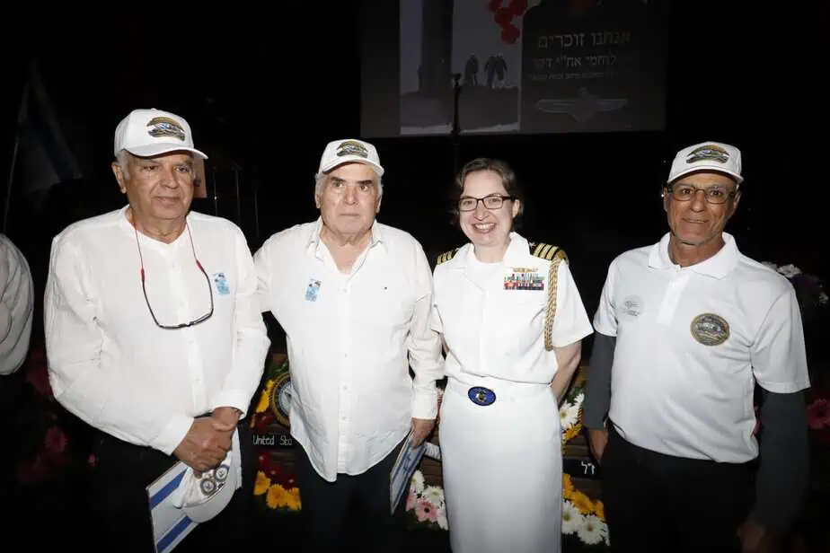 הבוקר בטקס הזיכרון לחללי צוללת אח" י דקר במתנס מרחב גבעת שמואל. מימין: שמוליק לם, קומנדר ויקטוריה מור, האחים מקסים ודניאל קדוש אחיו של אלי ז"ל צוללן אח"י דקר.צילום: איתן אלחדז ברק