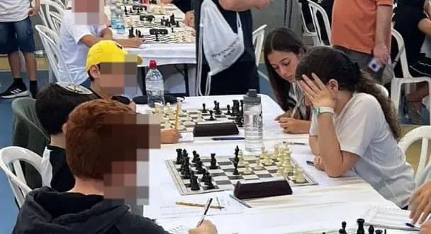 יעל סגל (14) ונעמה גליס (15) מגבעת שמואל. צילום באדיבות המשפחה