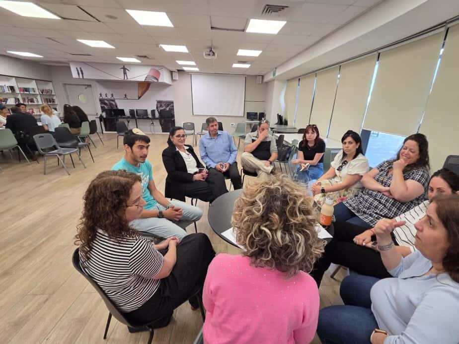 מפגש מקצועי של גורמי החינוך העירוניים בגבעת שמואל, שעסק במניעת אלימות בקרב ילדים ובני נוער. צילום: עיריית גבעת שמואל