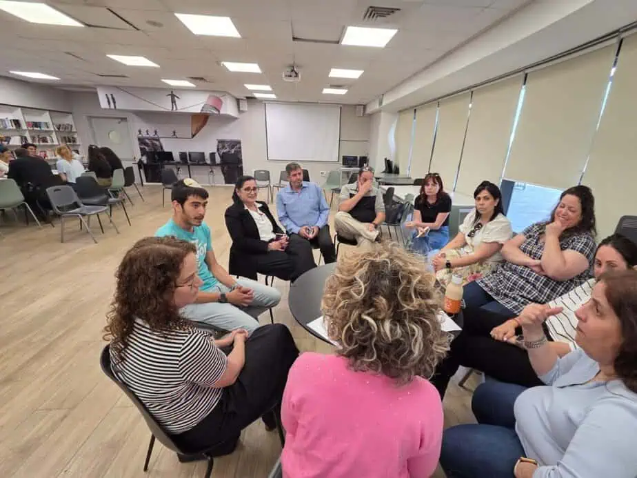 מפגש מקצועי של גורמי החינוך העירוניים בגבעת שמואל, שעסק במניעת אלימות בקרב ילדים ובני נוער. צילום: עיריית גבעת שמואל