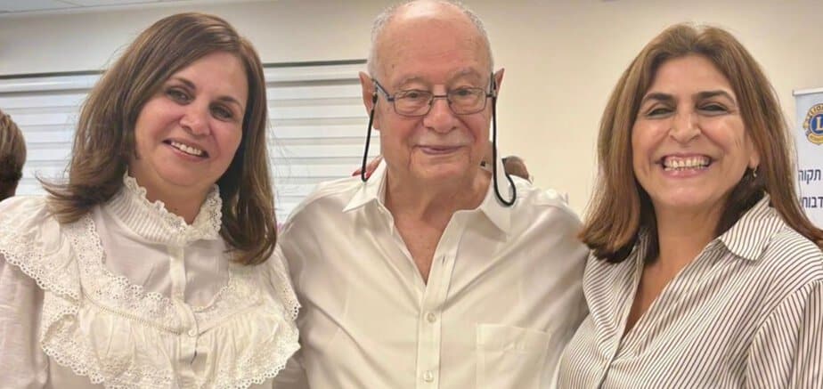 קליין יחד עם רינת טוביה מנהלת מחלקת הרווחה והשירותים החברתיים ושרונה אריאל מנהלת יחידת ההתנדבות העירונית, עיריית גני תקווה. צילום: עיריית גני תקווה