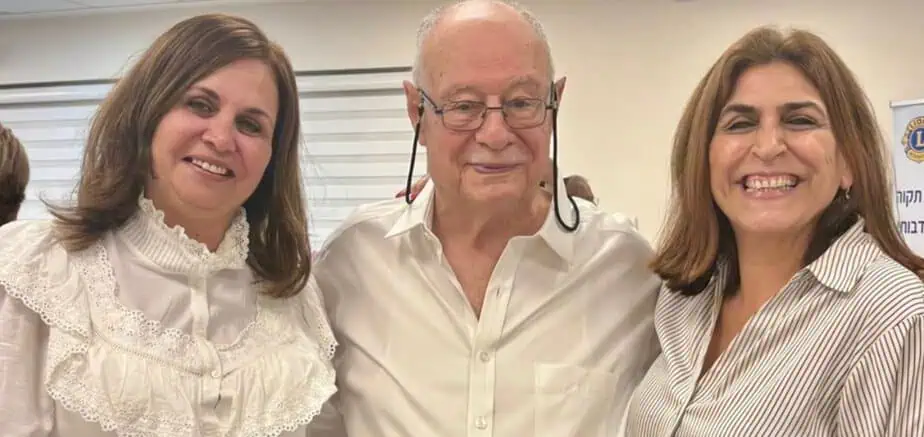 קליין יחד עם רינת טוביה מנהלת מחלקת הרווחה והשירותים החברתיים ושרונה אריאל מנהלת יחידת ההתנדבות העירונית, עיריית גני תקווה. צילום: עיריית גני תקווה