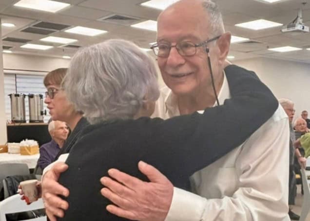 קליין עם אשתו אביטל. צילום: באדיבות באדיבות מחלקת הרווחה והשירותים החברתיים, עיריית גני תקווה