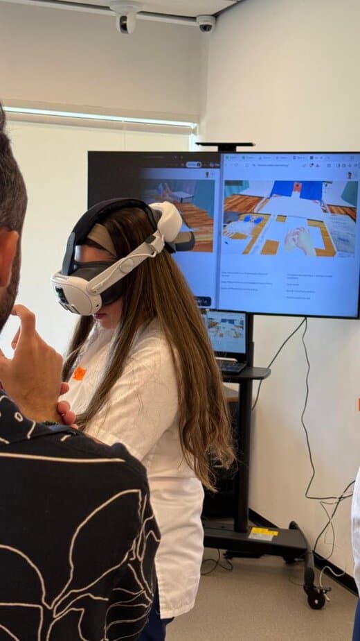 טכנולוגית VR לתרגול הליכים רפואיים מורכבים. צילום: מישל ויינר.הקריה האקדמית אונו