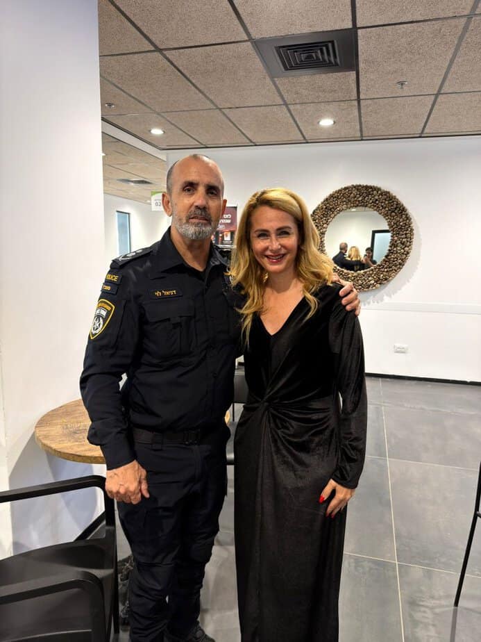 ראש עיריית קריית אונו מיכל רוזנשיין ומפכ"ל המשטרה, דני לוי. צילום: עיריית קריית אונו