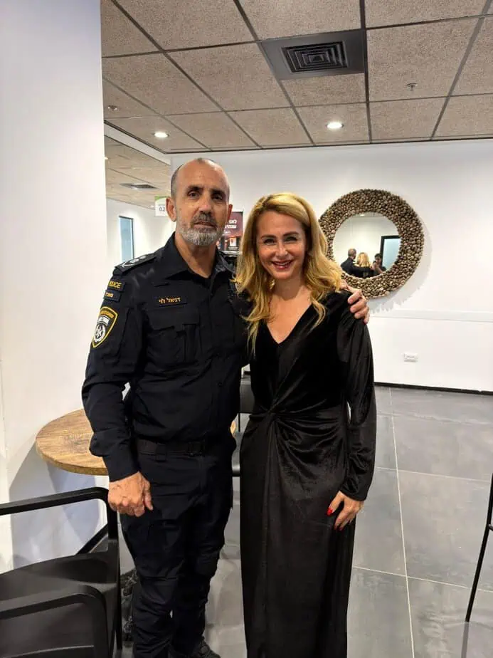 ראש עיריית קריית אונו מיכל רוזנשיין ומפכ"ל המשטרה, דני לוי. צילום: עיריית קריית אונו