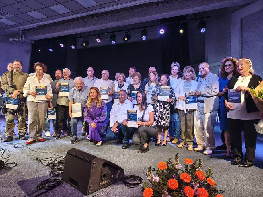 תעודות הוקרה למתנדבים מצטיינים. צילום : דוברות עיריית קריית אונו.