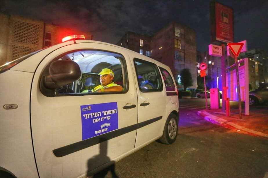 איציק הליצן מתנדב במהלך המלחמה. צילום: איתן אלחדז ברק