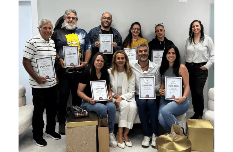 תעודות לתשעה תושבים שנבחרו על ידי הציבור בזכות עשייה התנדבותית יוצאת דופן במלחמה. צילום: דוברות עיריית קריית אונו