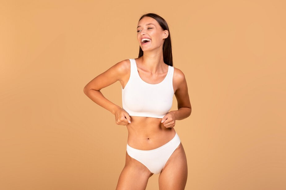 כללית אסתטיקה. shutterstockPortrait,Of,Slim,Smiling,Model,Woman,In,White,Underwear,Top