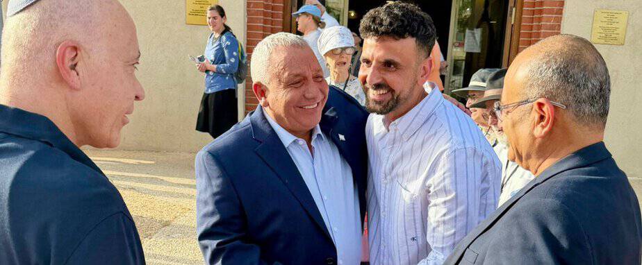 גדי איזנקוט, יו״ר מפלגת ישר עם אלירן אליה בביקור באור יהודה. צילום פרטי