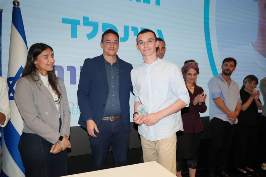 תומאס גרינפלד תלמיד בית אקשטיין אור יהודה מקבל את האות. צילום: lets dance photography