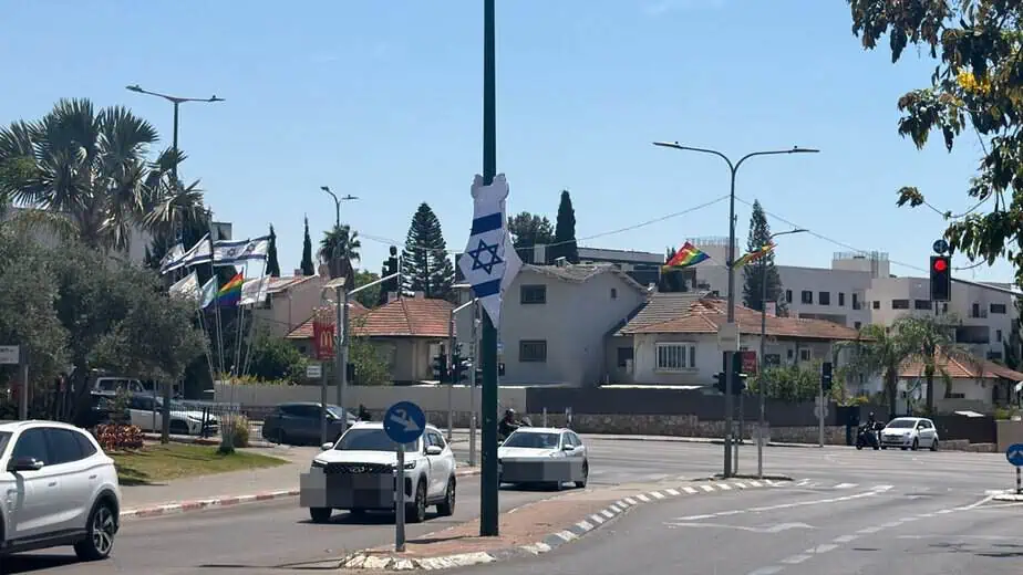 שלט עם מפת ארץ ישראל ודגל הלאום בקריית אונו. צילום: אונו ניוז