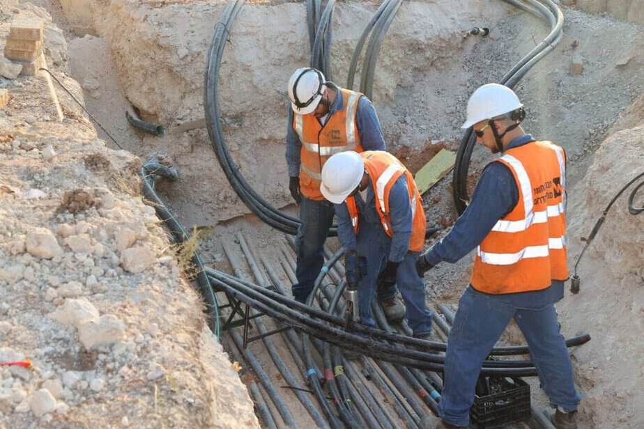 חברת החשמל הקימה תשתית חשמל לצרכי בנייה בשכונת "גדות" ביהוד. צילום: יוסי וייס
