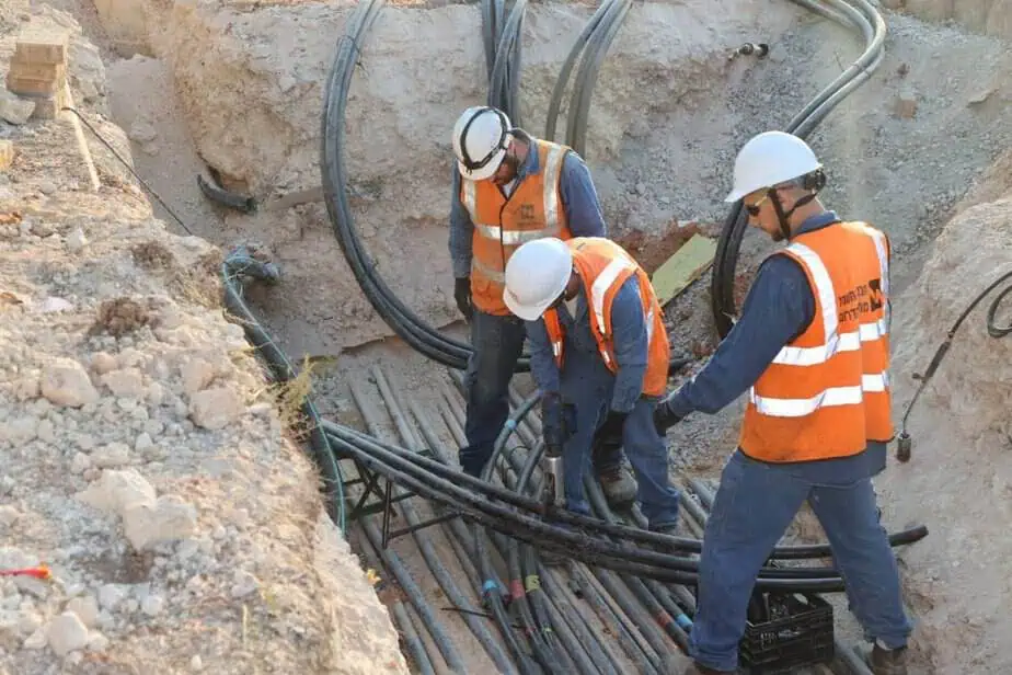 חברת החשמל הקימה תשתית חשמל לצרכי בנייה בשכונת "גדות" ביהוד. צילום: יוסי וייס