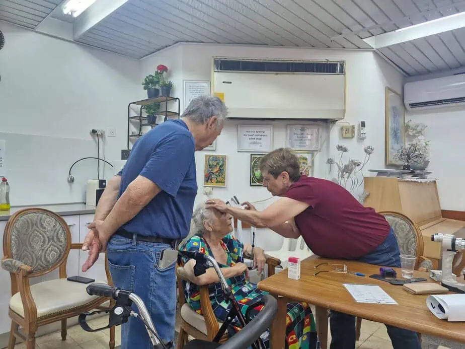 בדיקת ראייה לשורדי בשואה. צילום באדיבות למענם
