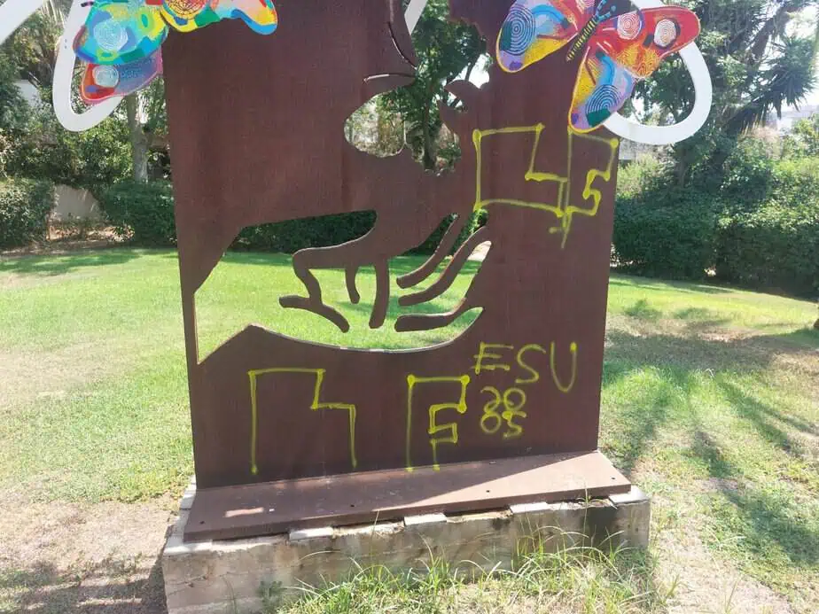 אנדרטת הזיכרון ביהוד לזכרו של סרן עמרי טל ז"ל הושחתה בגרפיטי